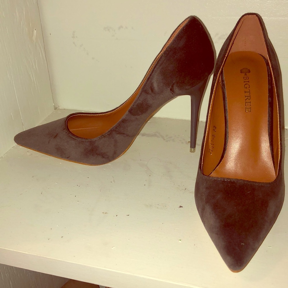 Gray pumps